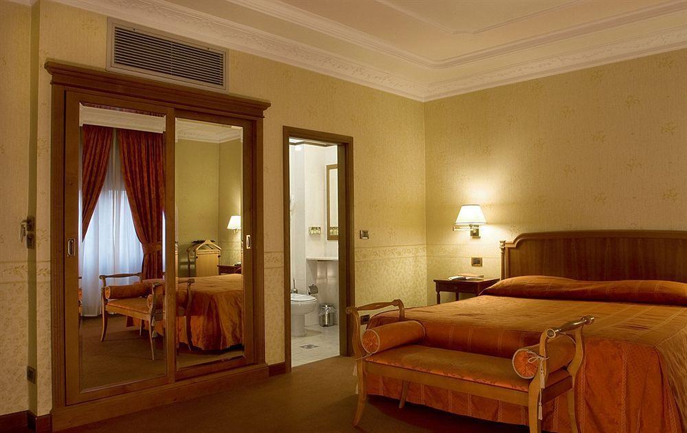 Strozzi Palace Hotel Флоренция Стая снимка