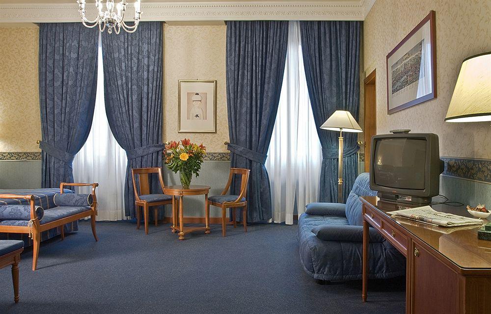 Strozzi Palace Hotel Флоренция Стая снимка